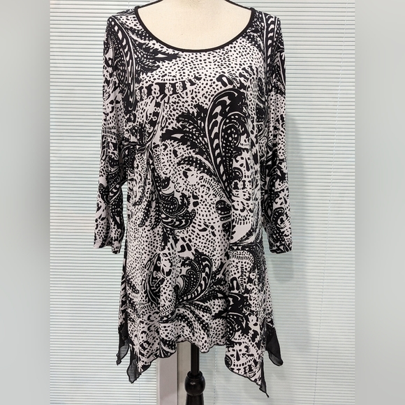 Peter Nygard Tops - PETER Nygard Women's Size XL Black & White Stretch Blouse Scarf style bottom Top